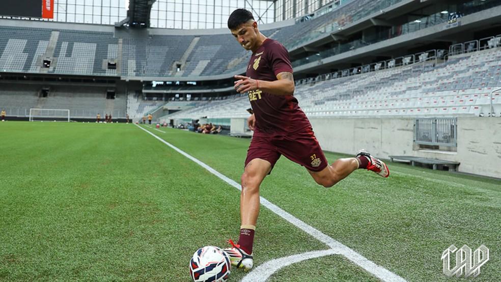 Esquivel é relacionado no Athletico contra o Criciúma