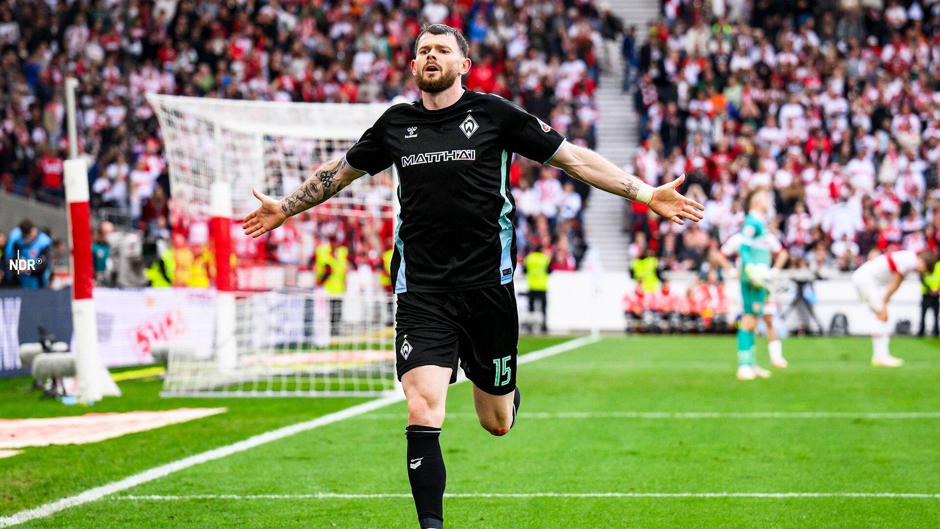 Bremens Oliver Burke bejubelt einen Treffer.