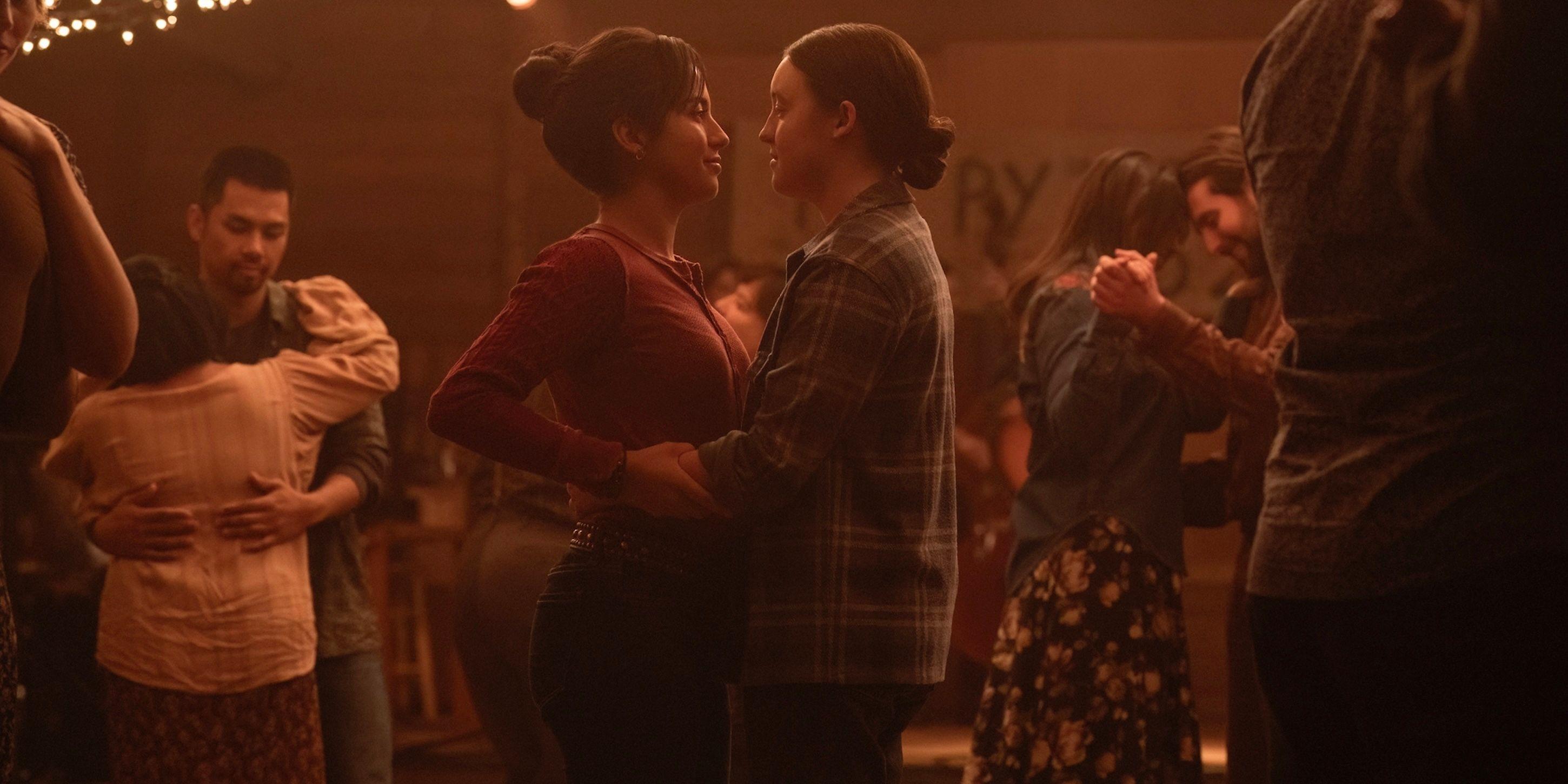 Ellie e Dina dançando na multidão