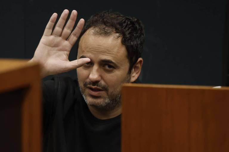 Glauber Braga acenando