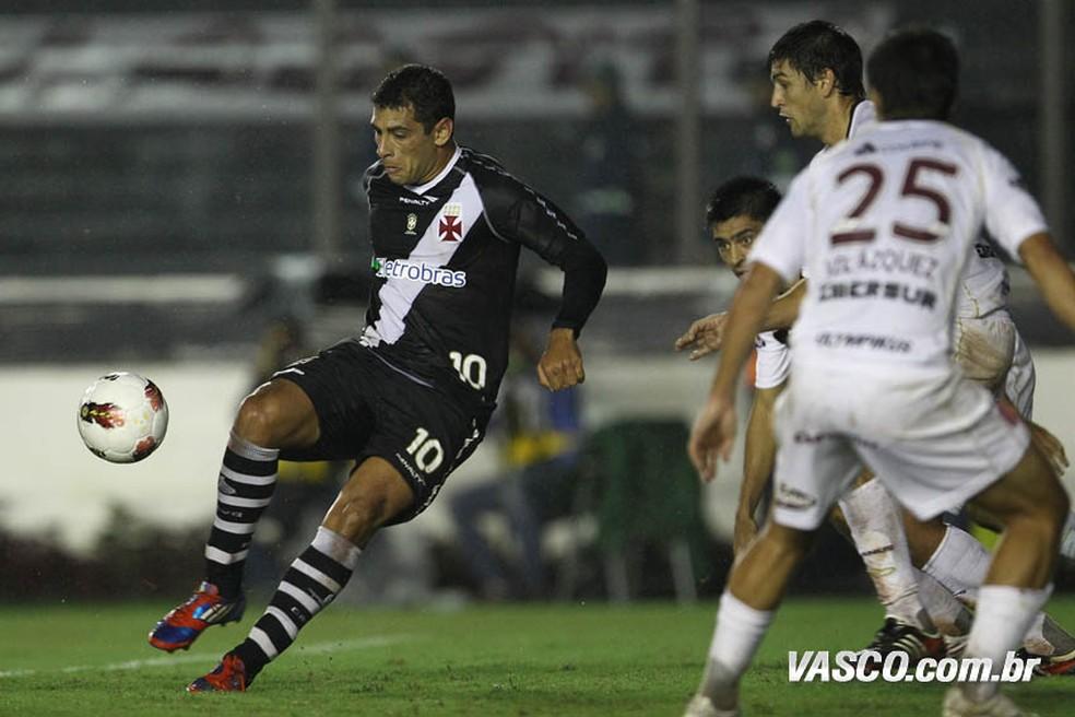 Diego Souza anotou um golaço na ida contra o Lanús
