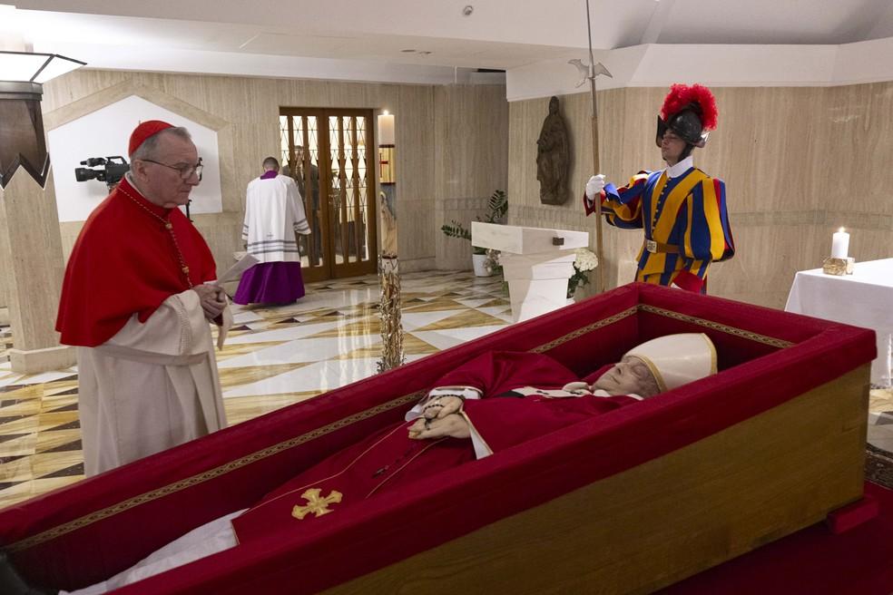 Outra imagem do papa Francisco no caixão.