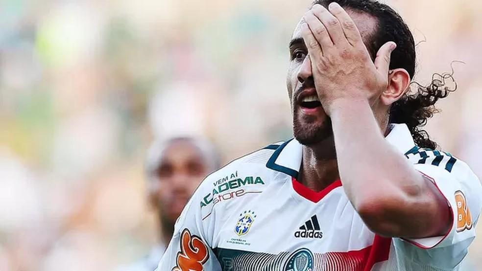 Hernán Barcos comemora gol pelo Palmeiras em 2012