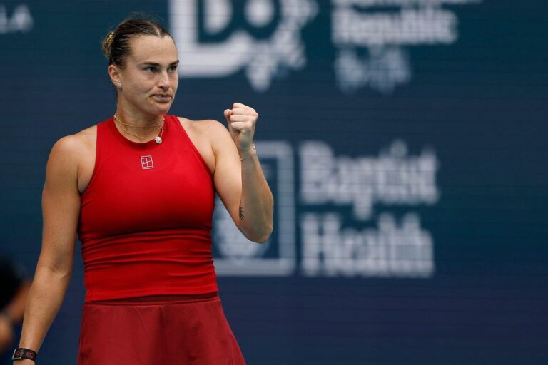 Iga Świątek e Aryna Sabalenka debatendo sobre salários no tênis