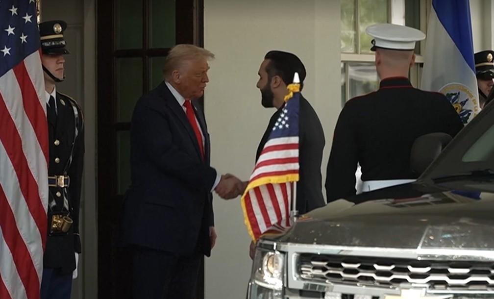 Trump recebe Nayib Bukele com aperto de mão na porta da Casa Branca
