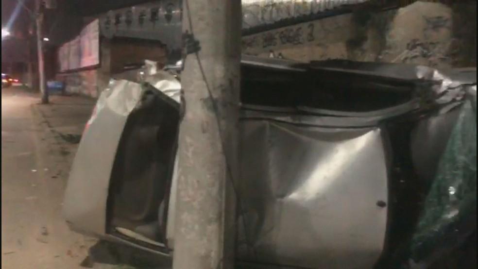 Carro de passeio que foi atingido por viatura na Zona Norte do Rio
