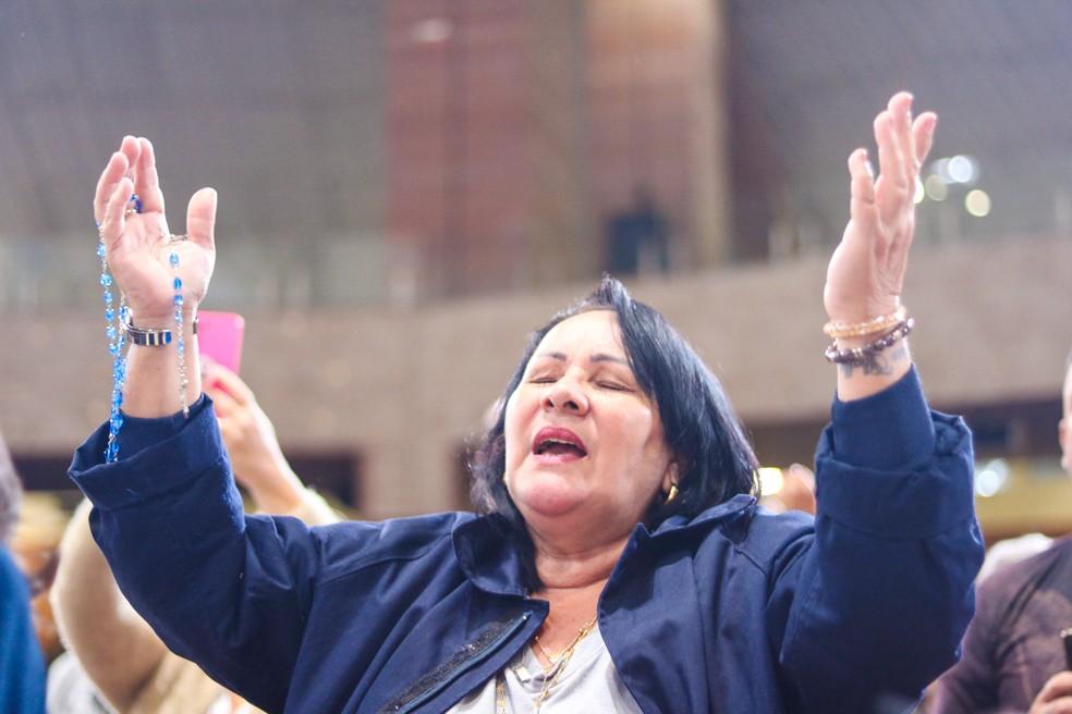 Sônia Maria dos Santos acompanha o Santo Rosário do Frei Gilson