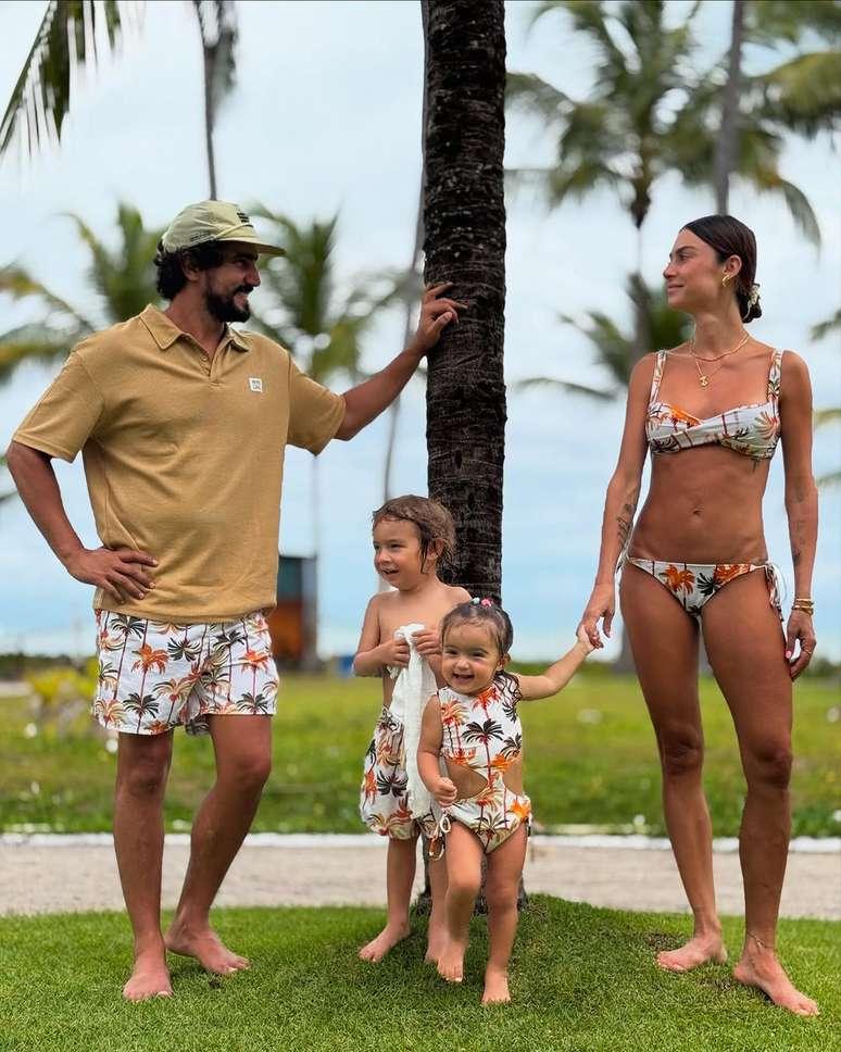 Thaila Ayala e Renato Góes com seus dois filhos