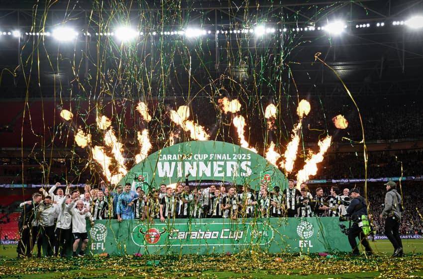 Elenco do Newcastle campeão da Copa da Liga, na Inglaterra.