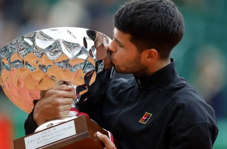 Carlos Alcaraz estreia com vitória impressionante no Barcelona Open 2025