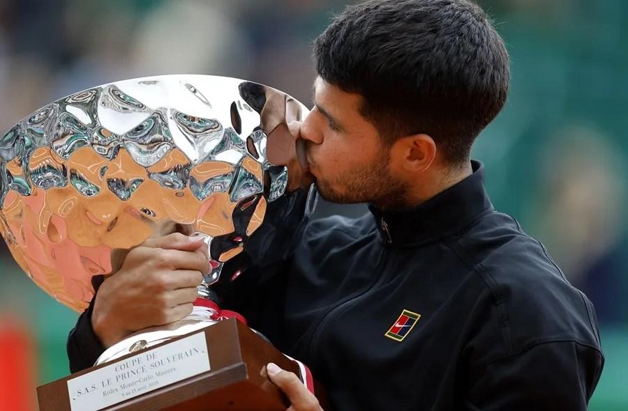 Carlos Alcaraz beija o título conquistado em Montecarlo