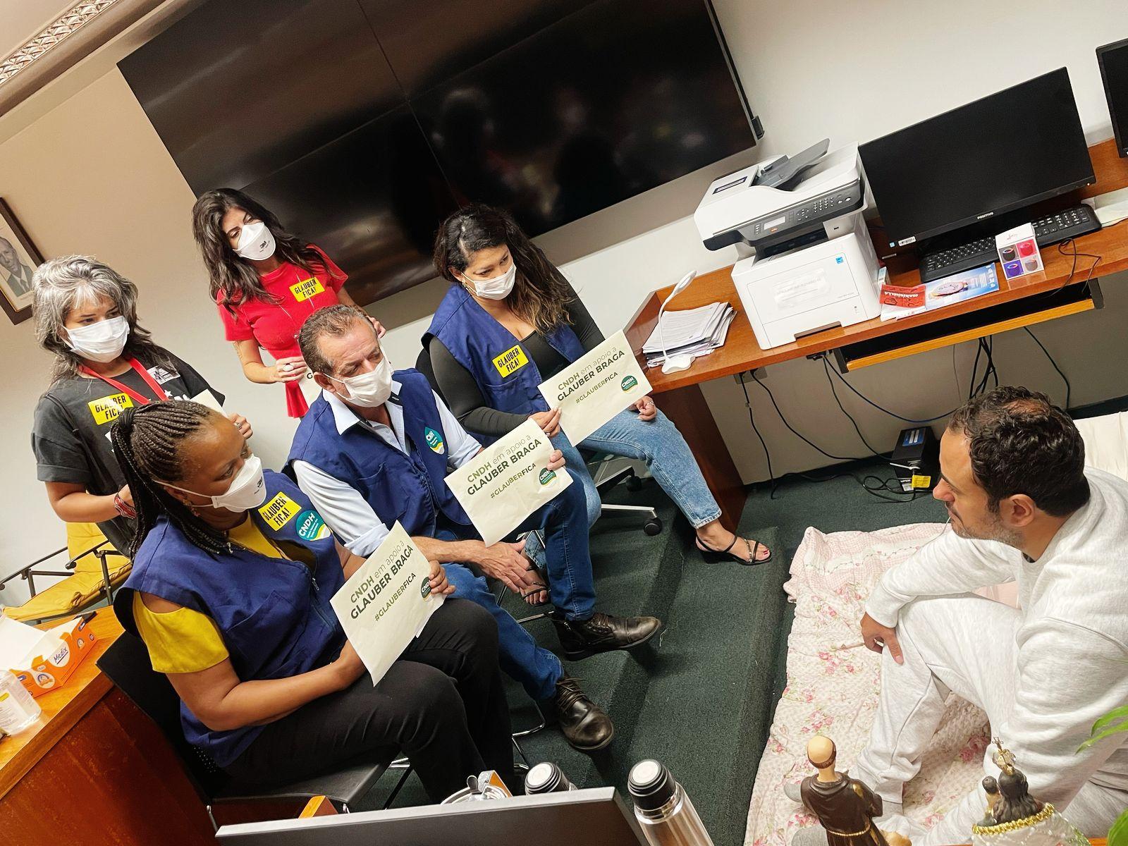 Movimento Nacional de Direitos Humanos manifesta solidariedade a Glauber Braga