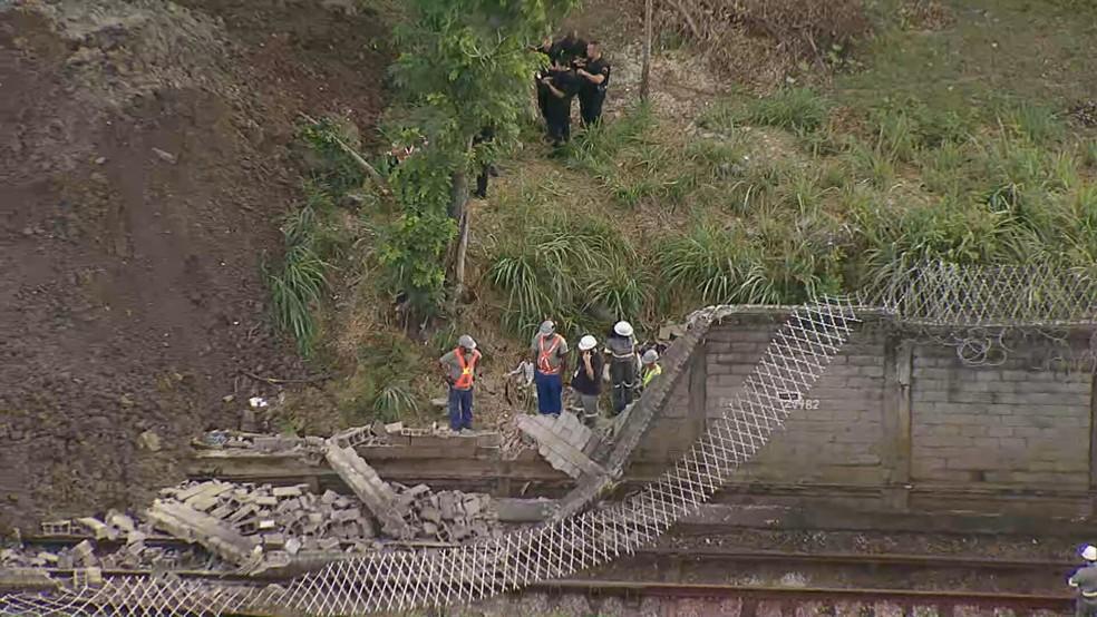Muro desaba sobre trilhos da Linha 2 do metrô do Rio e sete estações são fechadas