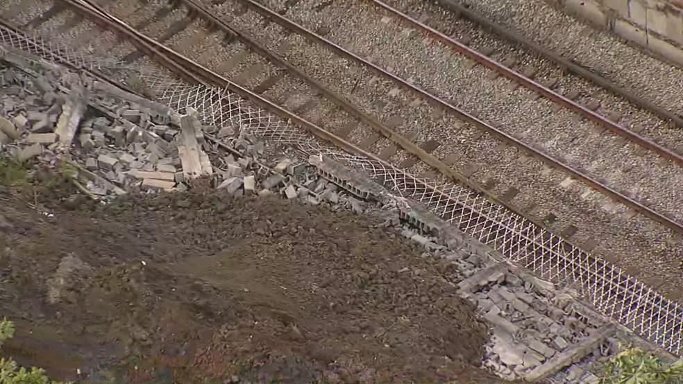 Muro desaba em cima dos trilhos da Linha 2 do metrô do Rio de Janeiro