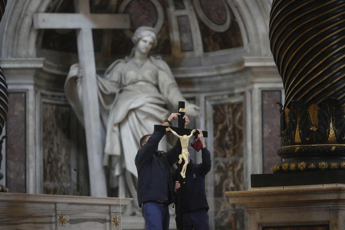 Preparações para a celebração da paixão de Cristo na Basílica de São Pedro