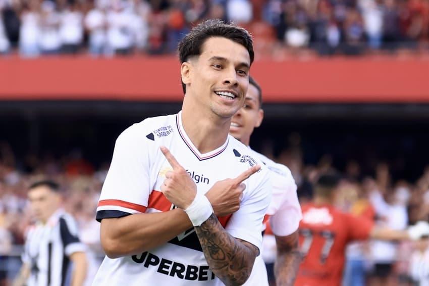 Ferreirinha comemora gol no jogo do São Paulo contra o Santos.