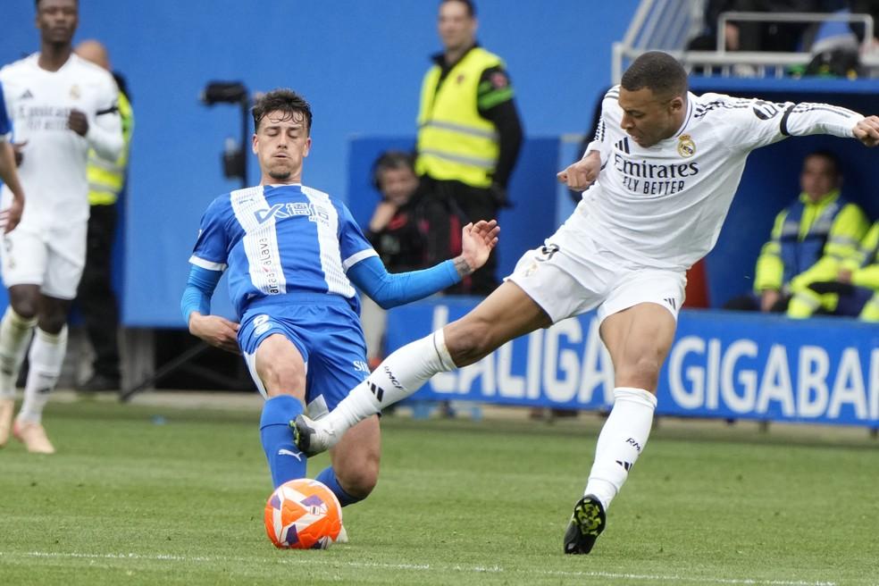 Mbappé deu entrada duríssima em Blanco, do Alavés