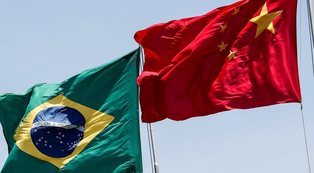 Bandeiras do Brasil e da China durante encontro em Brasília