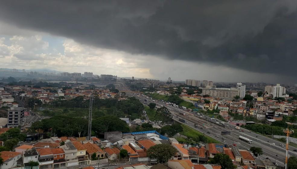 Nuvens de chuva se aproximam da Zona Norte de São Paulo na noite desta quinta-feira