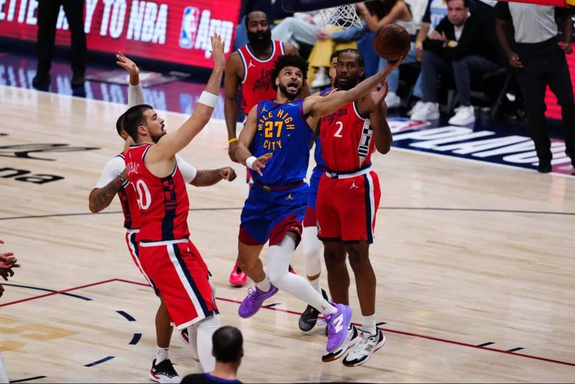 Jamal Murray sendo defendido por Ivica Zubac e Kawhi Leonard