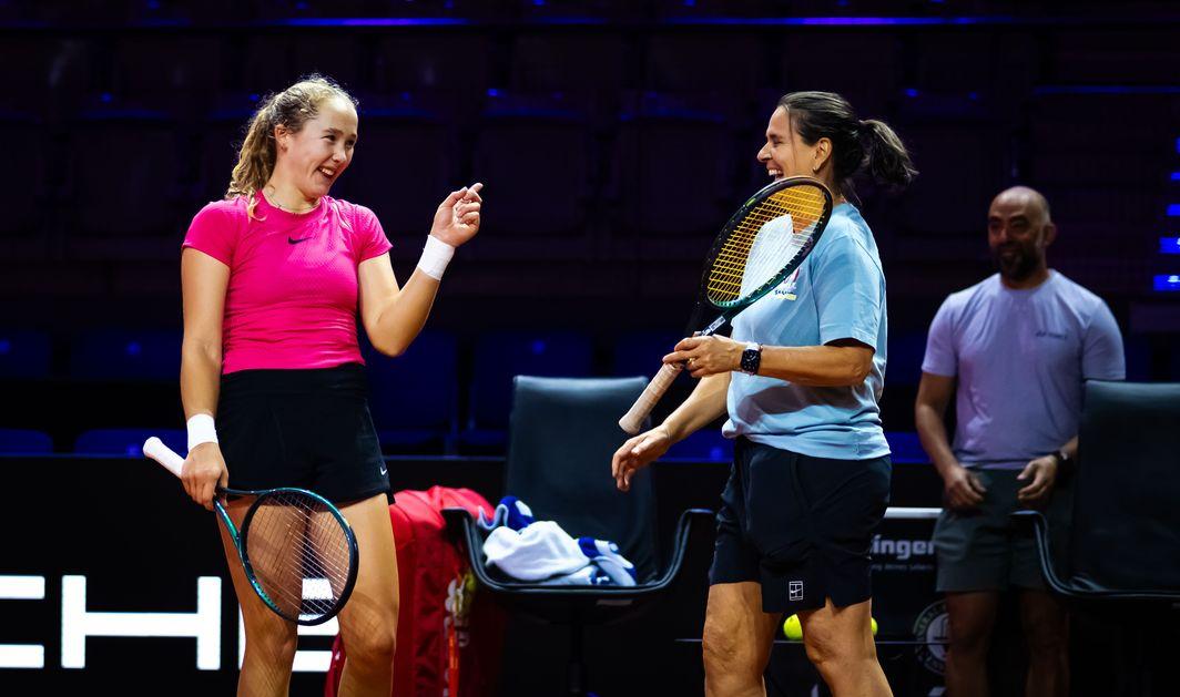 Mirra Andreeva com sua treinadora Conchita Martinez durante a preparação para o torneio