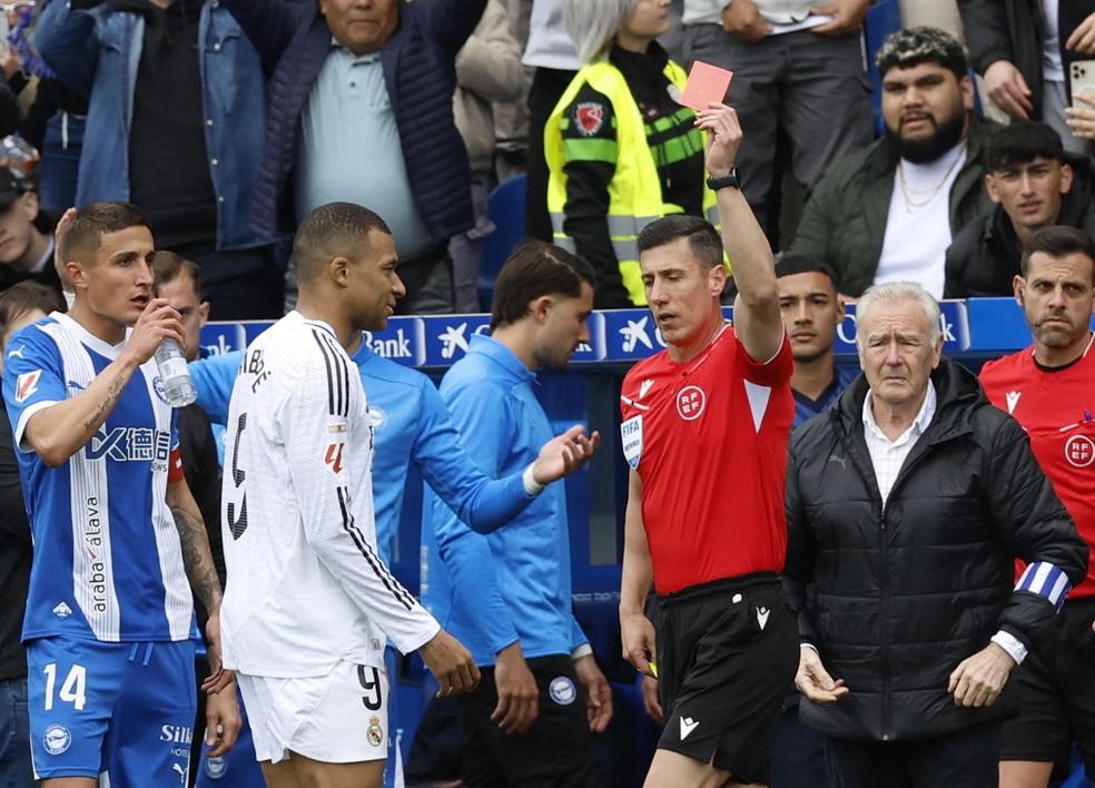 Mbappé é expulso no primeiro tempo de Alavés x Real Madrid na LaLiga