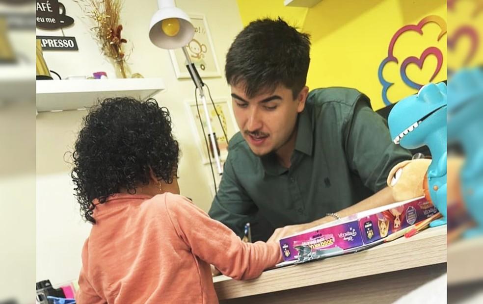 Luan Zinsly, psicólogo especializado em psicologia infantil, explica que é difícil determinar a idade em que as crianças começam ou param de mentir