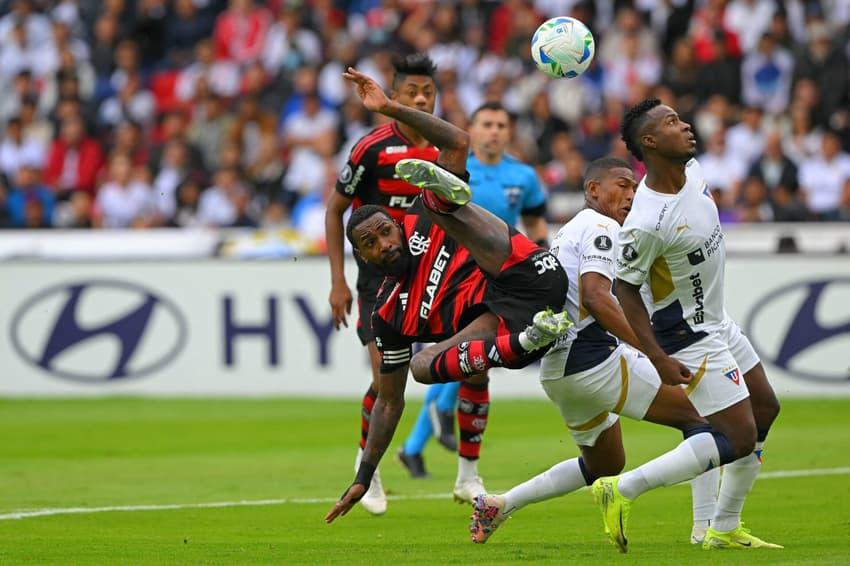 Jogadores do Flamengo comemorando durante a partida.