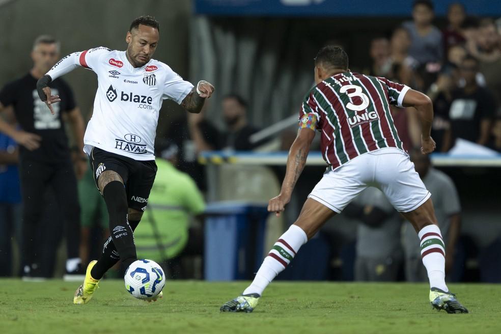 Neymar em ação pelo Santos contra o Fluminense
