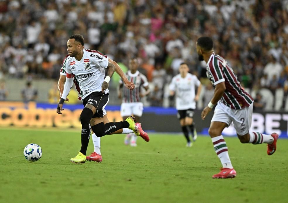 Neymar em campo contra o Fluminense