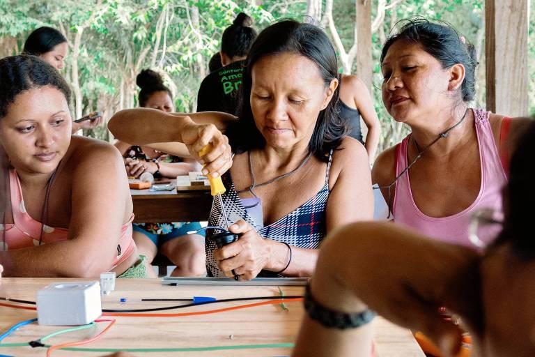 Grupo de mulheres durante oficina de eletricidade no Brasil