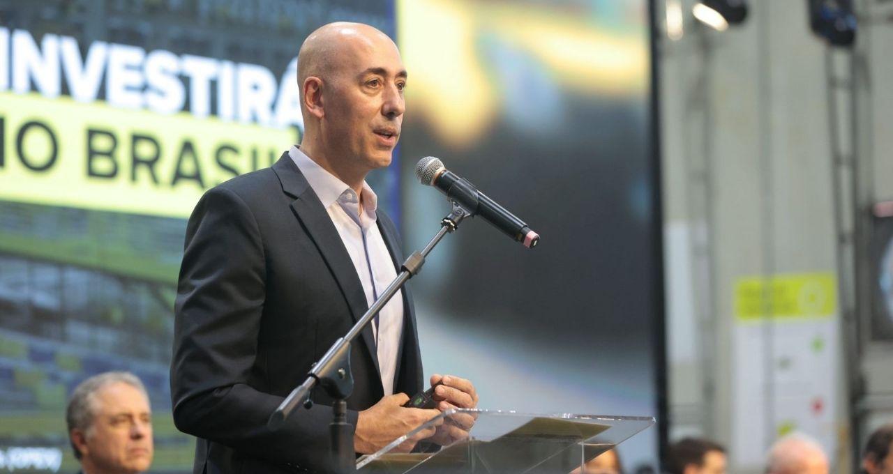 Grupo de trabalhadores em ambiente industrial