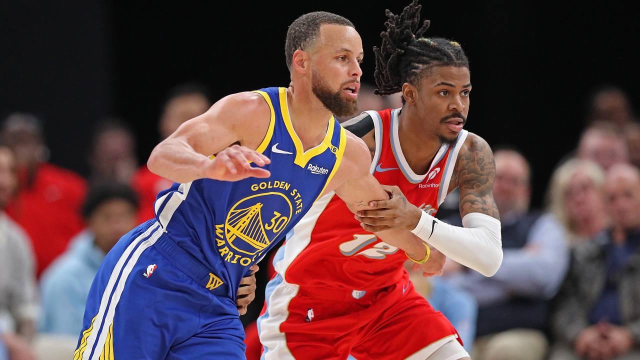 Ja Morant defendendo Stephen Curry durante partida entre Memphis Grizzlies e Golden State Warriors.