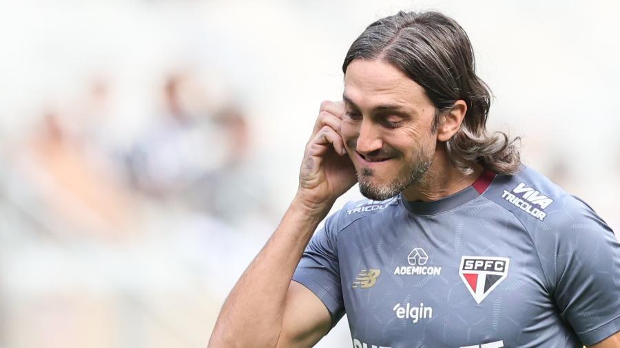 Luis Zubeldía, técnico do São Paulo, durante jogo contra o Atlético-MG no Brasileirão.