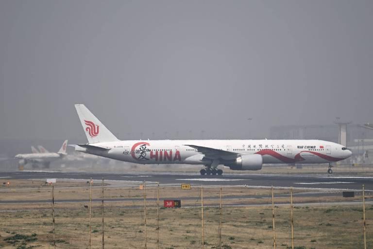 Avião da Air China taxiando na pista do aeroporto