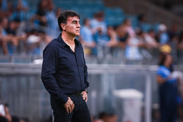 Gustavo Quinteros é desligado do Grêmio após goleada no Brasileirão