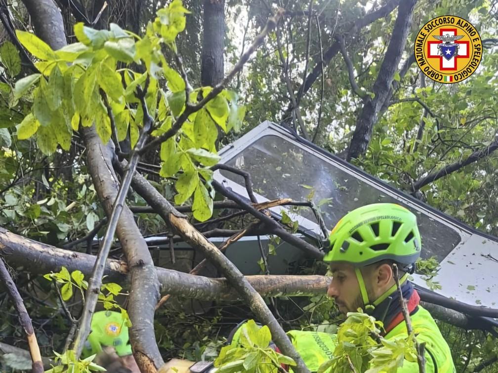 Cabine de teleférico despencou no Monte Faito, na Itália