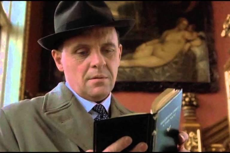 Homem lendo livro em ambiente interno