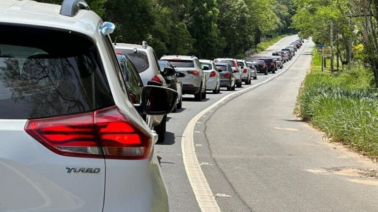 Trânsito em São Paulo: Rodovias enfrentam congestionamento na volta do feriado