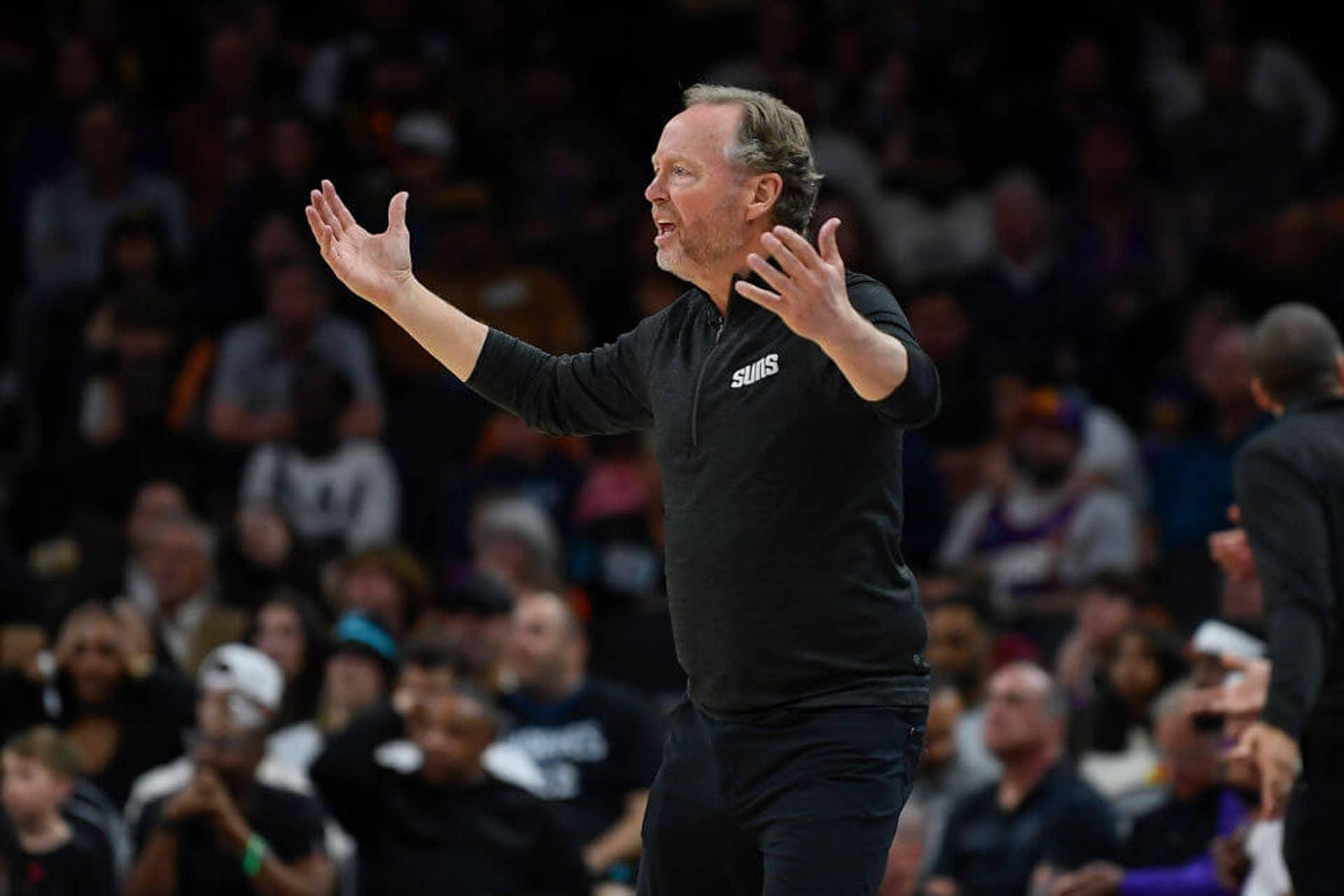 Mike Budenholzer durante jogo dos Phoenix Suns
