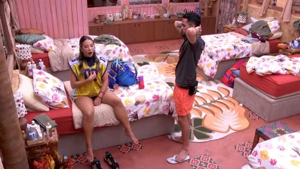 Renata desabafa com João Pedro.