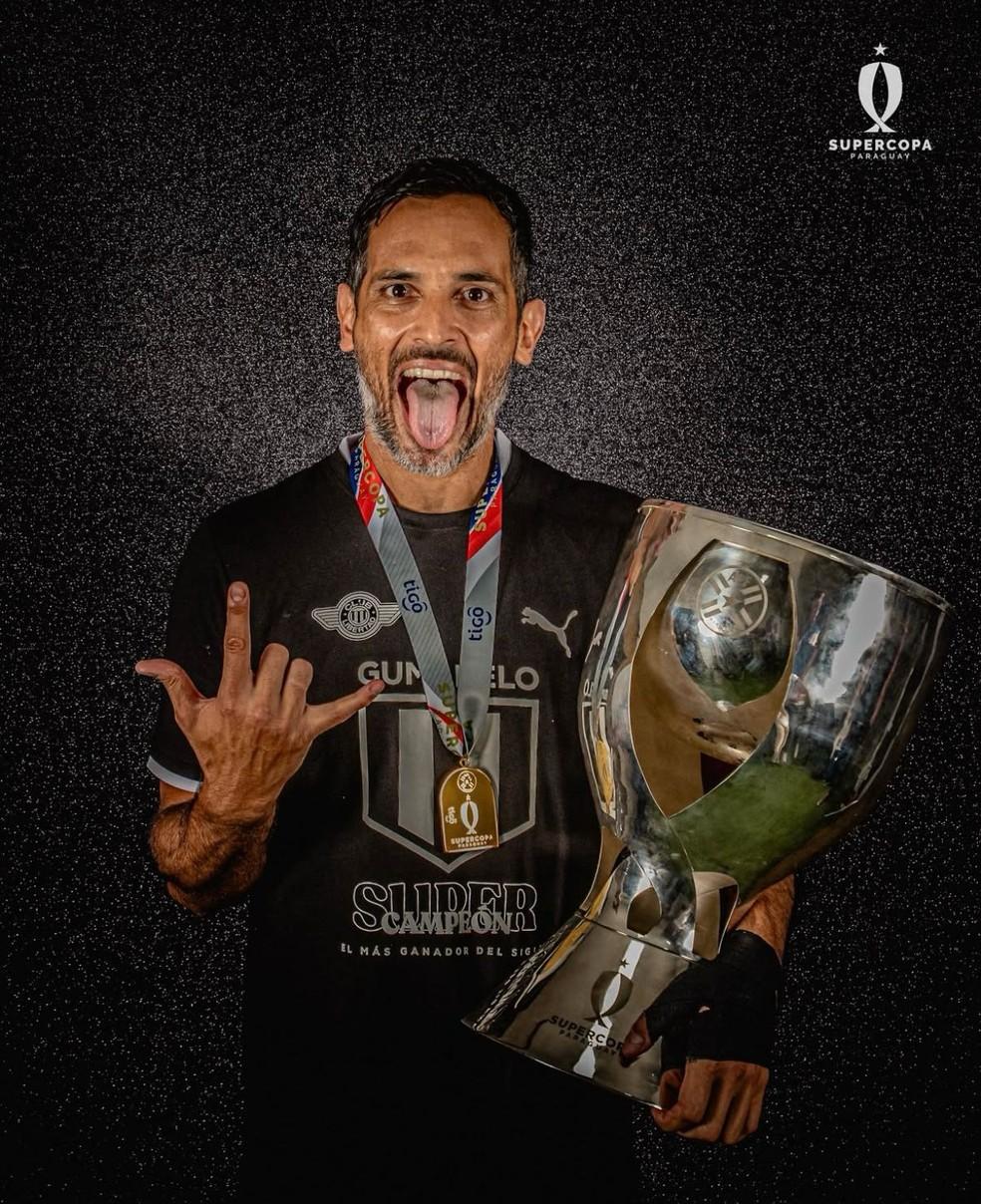 Roque Santa Cruz com a taça da Supercopa do Paraguai