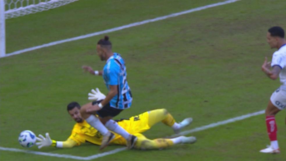 Braithwaite e Marcos Felipe em pênalti marcado para o Grêmio contra o Bahia