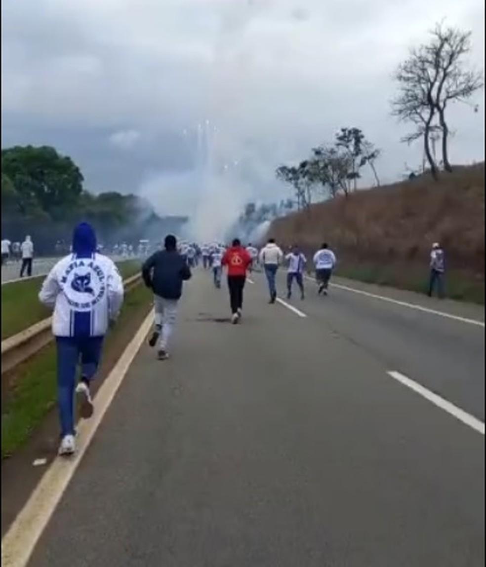 Briga entre organizadas de Cruzeiro e Palmeiras na Fernão Dias