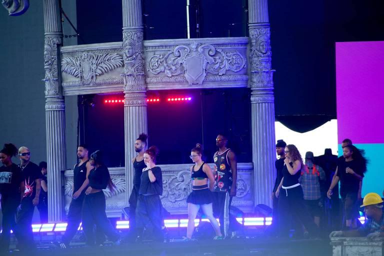 Dançarinos ensaiam no palco decorado em Copacabana