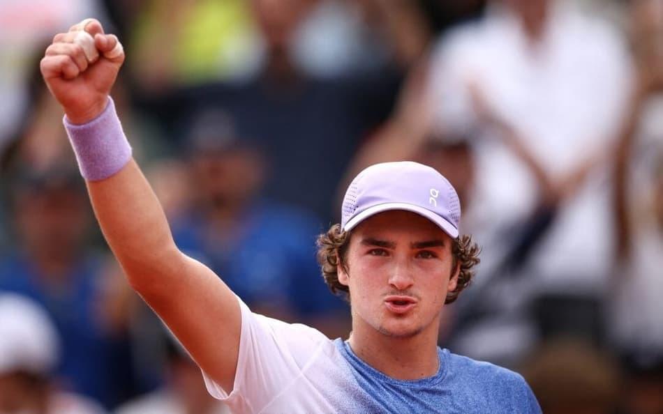 João Fonseca comemorando a vitória sobre Pierre-Hugues Herbert em Roland Garros