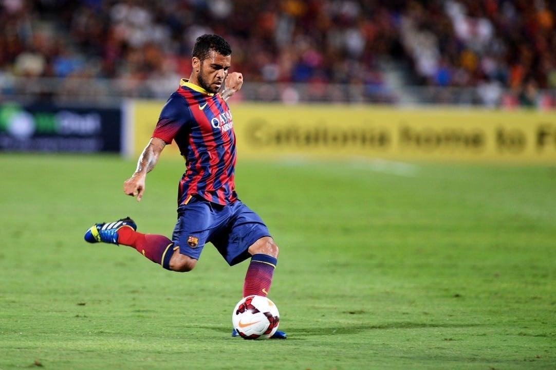 Daniel Alves em campo amador