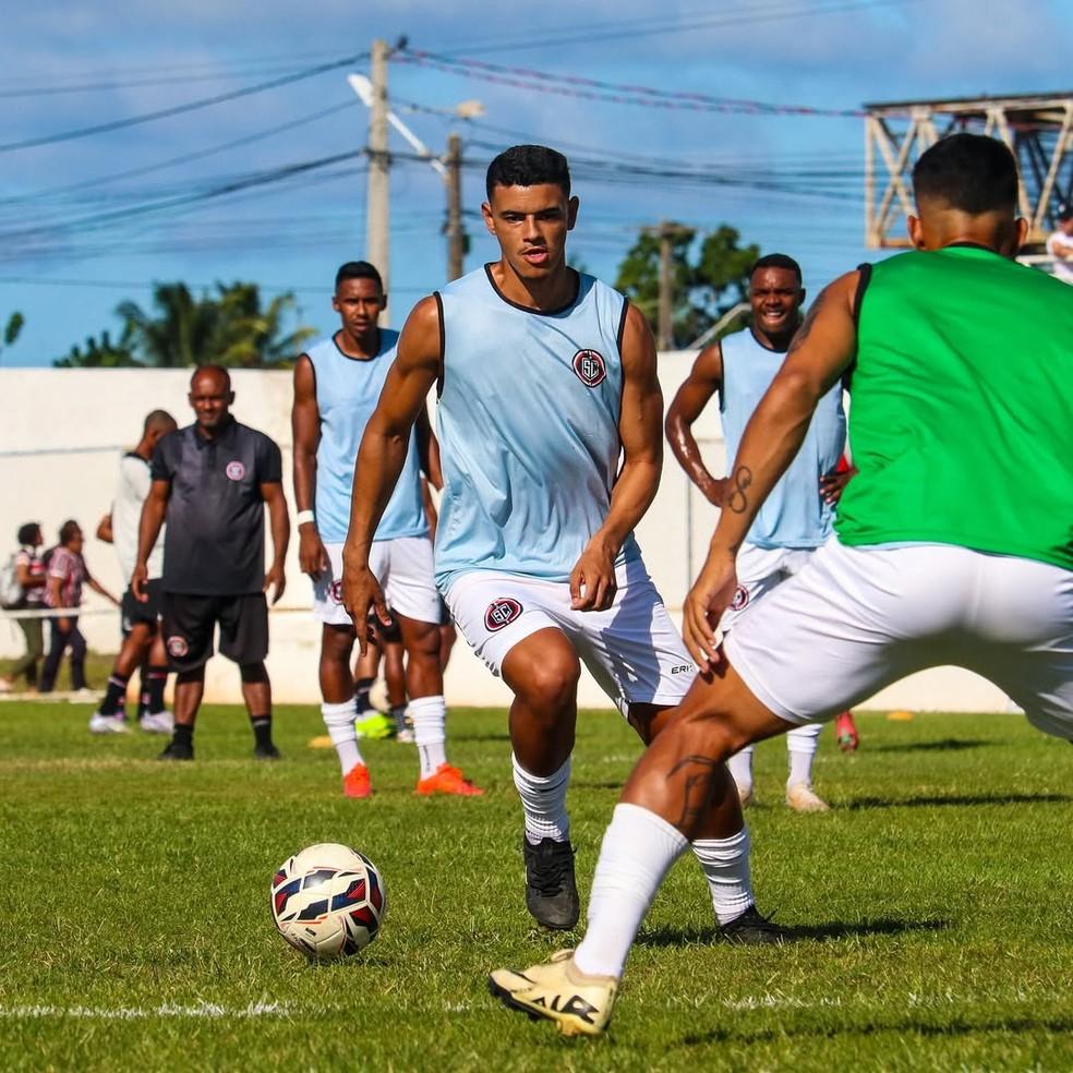 Zé Vitor deve ficar como opção no banco de reservas