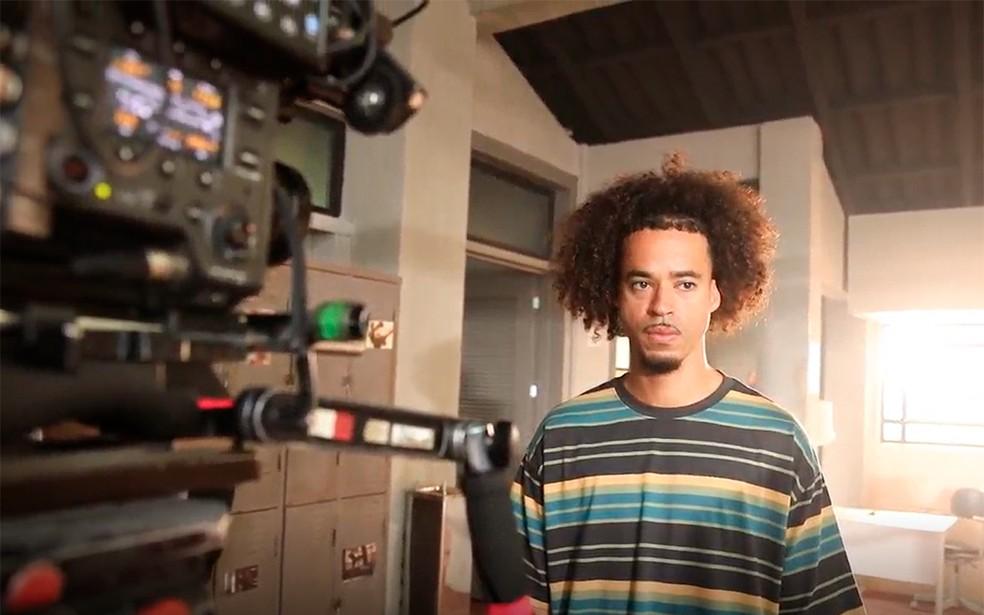 L7NNON em cena como Ryan de Dona de Mim