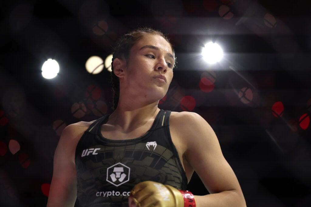 Alexa Grasso e Natalia Silva em ação durante a luta no UFC 315